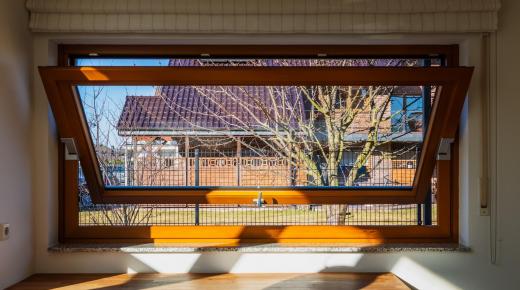 Innenaufnahme Schwingflügelfenster aus Holz im geöffneten Zustand