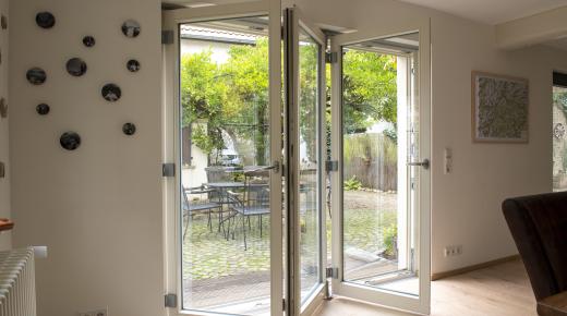 Falt-Schiebe-Tür aus Holz geöffnet