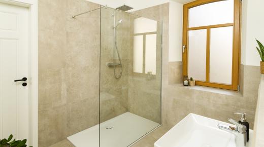 Holzfenster mit Dekorglas in Badezimmer