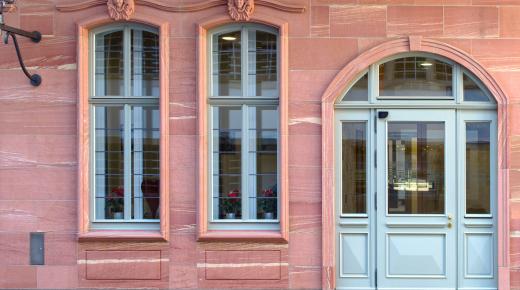 Traditionelle Haustür in der Braubachstraße in Frankfurt am Main