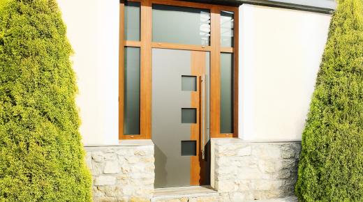 Aluminium-Haustür mit Oberlicht anthrazit und Holzdekor