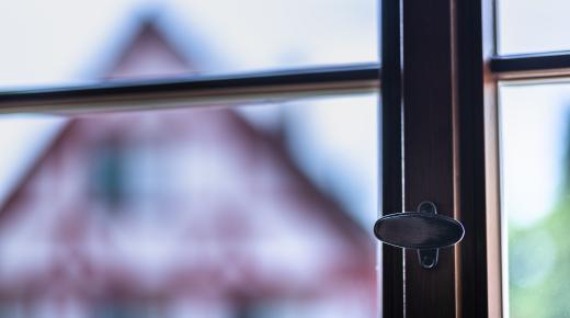 Nahaufnahme Holzfenster mit Sprossen