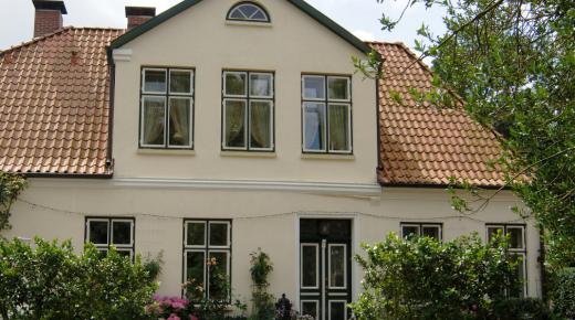 Klosterhof Uetersen mit neuen Denkmalfenstern von PaX Classic