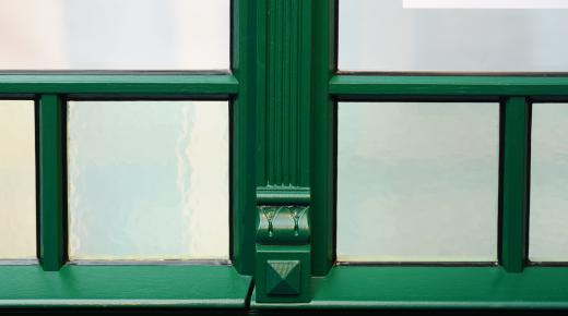 Historisierendes Fenster mit grüner Oberflächer