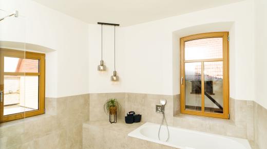 Badfenster mit Sprossen