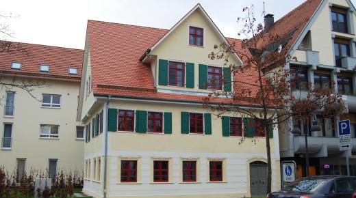 Altbau mit roten Fenstern
