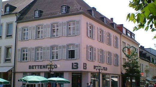 Barockes Eckgebäude mit PaXretro58 Fenstern in Saarlouis ausgestattet