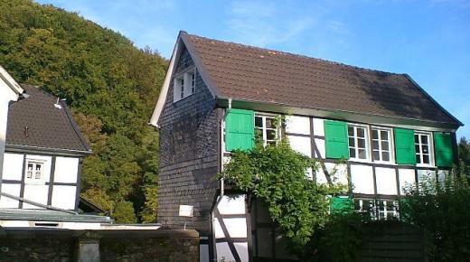 Bergische Fachwerkhäuser mit PaXcontur68 aus Kiefer in Odenthal ausgestattet 