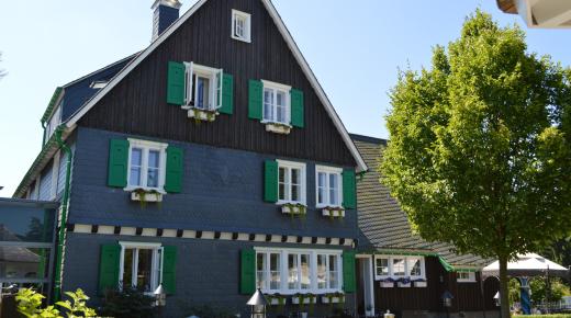 Bergisches Fachwerkgebäude mit PaXcontur68 aus Lärche in Wermelskirchen 