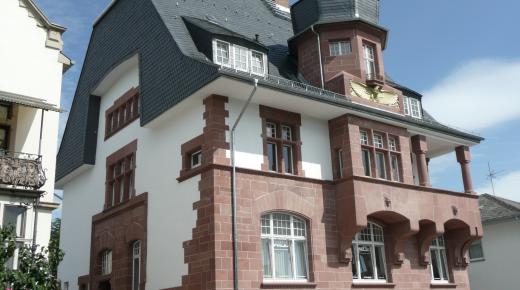 Denkmalfenster PaXretro68 aus Eukalyptus für ehemaliges Bankgebäude in Rüdesheim 