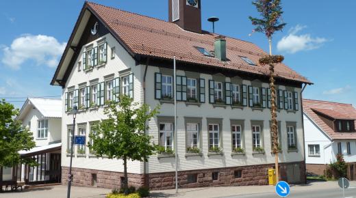 Denkmalgerechte Paxretro58 Holzfenster für ehemaliges Rathaus in Salmbach