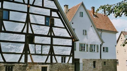 Fachwerkgebäude Bindhof in Metzingen mit Kastenfenstern von PaX aus Kiefer