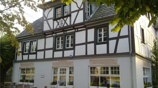 Installation von Vertikalschiebefenstern im Palais in Bonn-Bad Godesberg