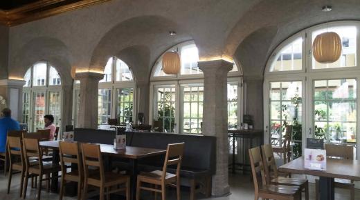 Innenvorfenster vor historischen Bestandsfenstern für Cafe-Pavillion im neuen botanischen Garten in München