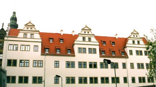 Haus der Kathedrale (Kanzleihaus) mit PaXcontur68 aus Meranti in Dresden
