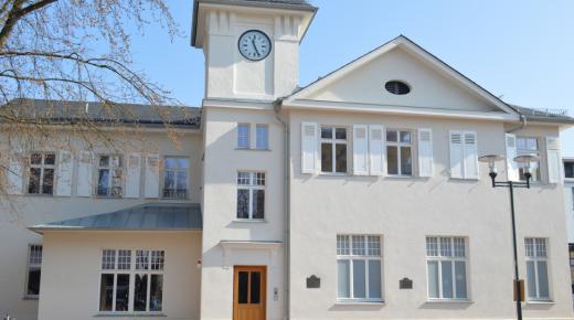 Historischer Bahnhof in Bad Soden mit neuen PaXretro68 Fenstern und Türen ausgestattet