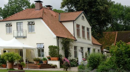 Klassische Kastenfenster im historischen Klosterhof in Uetersen
