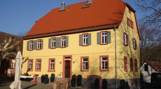 Hofgut von 1776 in Hofheim mit Paxretro58 Fenstern aus Kiefer ausgestattet