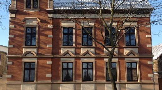 Jahrhundertwendehaus mit PaXcontur78 Eukalyptus-Fenstern in Nauen