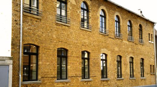 Kleinindustriegebäude mit Contur68 Fenstern aus Kiefer in Köln