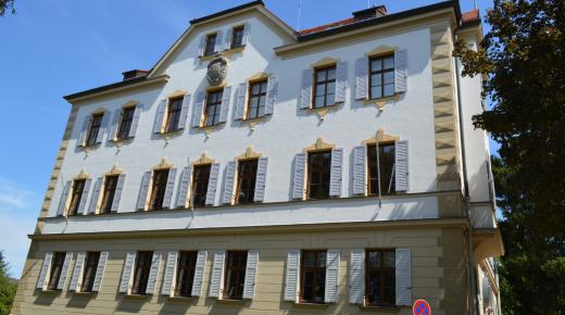 Landratsamt Bad Aibling mit PaXretro58 Fenstern aus Eukalyptus ausgestattet 