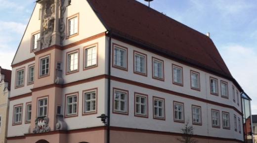 Rathaus von Geisenfeld von 1626 mit PaX-Kastenfenstern aus Lärche ausgestattet 