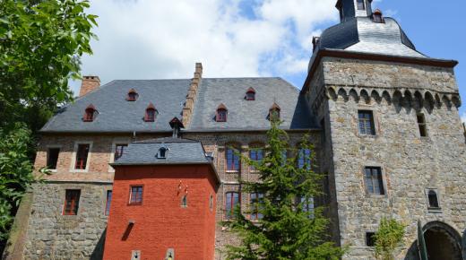 PaXpur68 Fenster aus Eukalyptus für Schloss Liedberg in Korschenbroich
