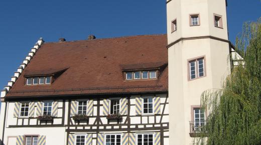 Schloss Niefenburg in Niefern wurde mit Paxretro58 Fenstern ausgestattet 