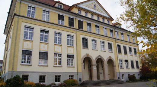 Schulgebäude mit denkmalgerechten PaXretro58 aus Kiefer in Tettnang 