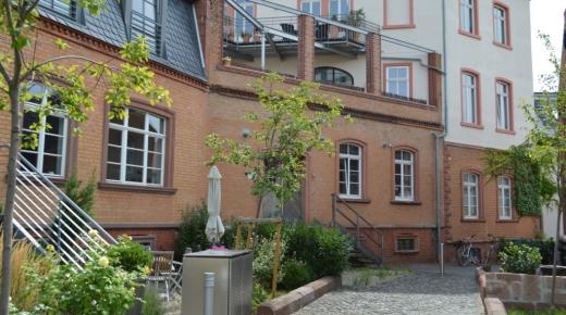 Neue PaXretro58 Fenster aus Eukalyptus und Eingangstür für Stadtpalais in Hochheim Rückseite