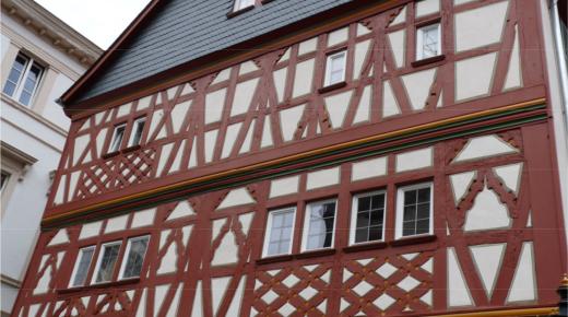 Neue PaXretro58 Fenster aus Kiefer mit Karniesbleisprossen für ehemaliges Stadtschreiberhaus in Bad Kreuznach