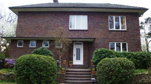 Backsteingebäude im Stil der neuen Sachlichkeit mit PaXretro58 in Pinneberg