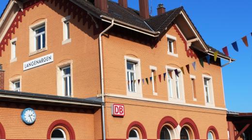Bahnhof Langenargen mit PaXretro78 aus Eukalyptus mit Dreifachverglasung