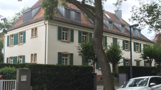 Ehemaliges Offiziersgebäude mit PaXretro58 aus Meranti in Mainz