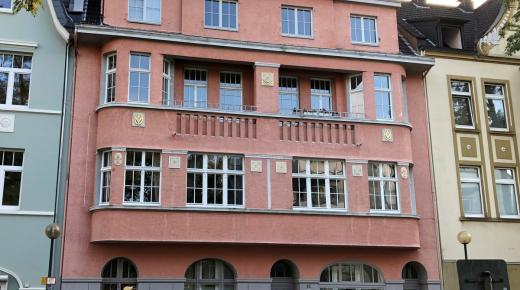 Jahrhundertwendegebäude in Leverkusen mit PaXretro68 Fenstern aus Eukalyptus