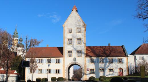 Oberes Tor Klosterhof mit PaXretro58 in Rot an der Rot