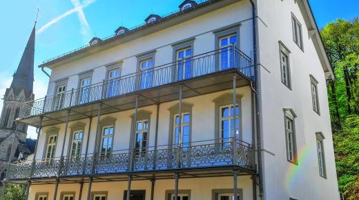 Rathaus Schlangenbad mit PaXretro78 aus Eukalyptus