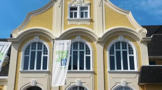 Repräsentationsgebäude im Stil des Neobarock mit PaXretro78 Fenstern in Leverkusen