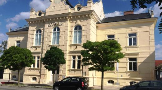Späthistorisches Rathaus in Felixdorf mit PaX-Kastenfenstern