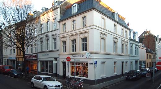 Denkmalgerechte PaXpur58 Fenster aus Eukalyptus für Wohn- und Geschäftshaus aus dem 19. Jahrhundert in Köln