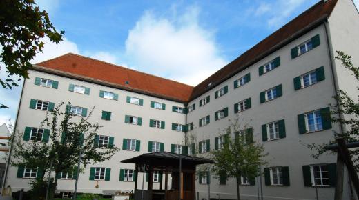 Wohngebäude mit PaX-Kastenfenstern aus Fichte in Landsberg am Lech