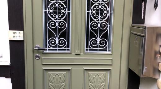 Holzhaustür mit zwei Lichtausschnitten in Berlin Innenansicht