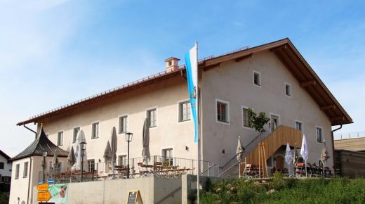 Denkmalfenster PaXretro68 aus Lärche für Gasthof in Tyrlaching