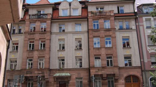 Denkmalschutzfenster PaXretro68 aus Eukalyptus für Mietshaus in Nürnberg