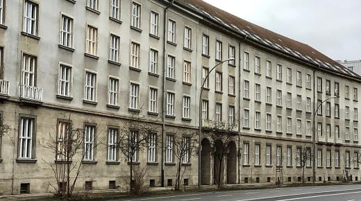 Kastenfenster aus Kiefer für Monumentalbau aus Zeit des Nationalsozialismus in Berlin