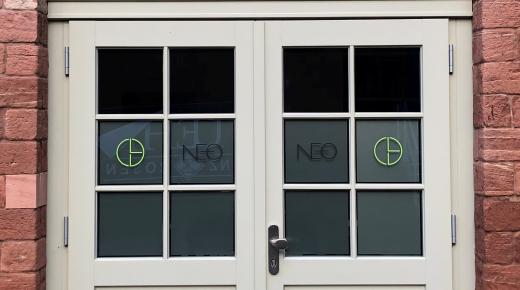 Zweiflüglige Holz-Haustür mit Lichtausschnitt in Mainz