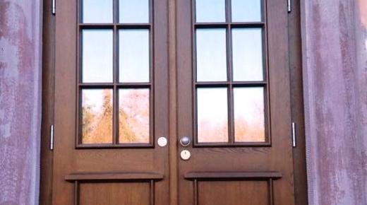 Holz-Haustüren in weiß und braun in Lebach