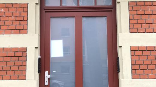 Holz-Haustür mit Milchglas Lichtausschnitt und Oberlicht in Mainz