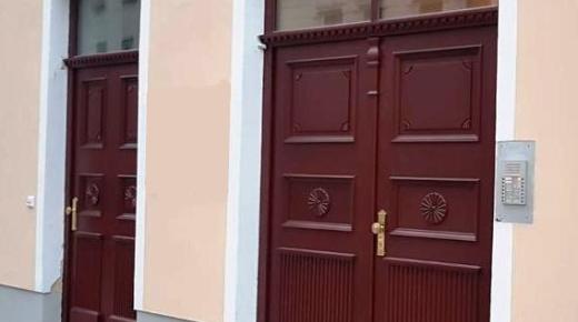 Holz-Haustüren in braun mit Oberlicht in München