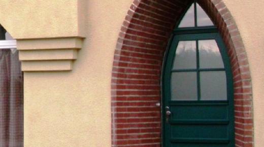 Holzhaustür in grün mit Spitzbogen in Bielefeld